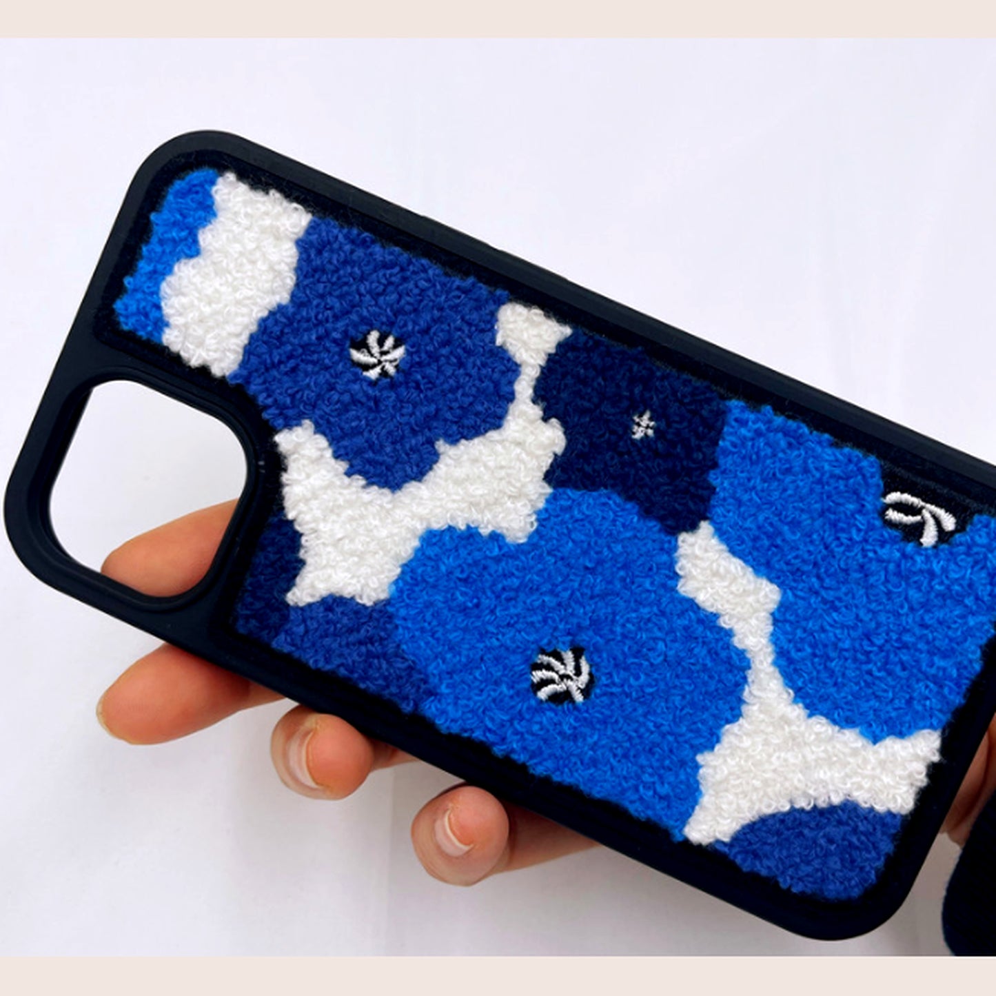 Étui à fleurs bleues
